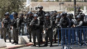 أظهر مقطع فيديو محاولة جنود الاحتلال خنق الشاب الفلسطيني قرب باب العامود بالقدس المحتلة- جيتي