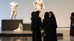فرنسا تحقق مع مدير "متحف اللوفر" السابق جان لوك مارتنيز في اتهامات بشراء وتهريب آثار مصرية وبيعها لأبوظبي- جيتي