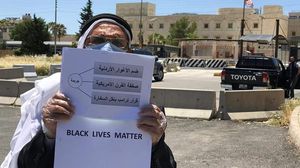 حمل أبو محفوظ لافتة كتب عليها : "ضم الأغوار ونقل السفارة الأمريكية وصفقة القرن جريمة- صفحة النائب في فيسبوك