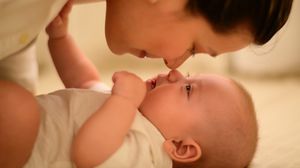 لا يجب على الأم المصابة التوقف عن إرضاع طفلها - CC0