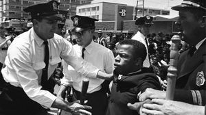 الناشط الأمريكي جون لويس خلال اعتقاله على يد شرطة بيض في تظاهرة ضد العنصرية- أرشيفية