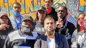 أبو مياله مع عدد من أفراد المجتمع المحلي في مينيسوتا بوقفة احتجاجية ضد الشرطة أمام محله- حسابه بفيسبوك