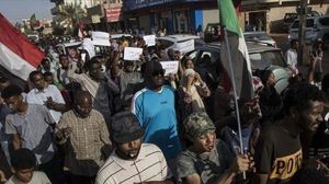 استعدادات للاحتجاج في السودان في 30 من حزيران (يونيو) الجاري على تردي الوضع المعيشي  (الأناضول)