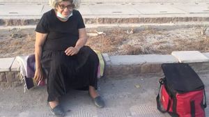 والدة المعتقل علاء عبد الفتاح الناشطة سناء سيف تنتظر أمام السجن القابع فيه ولدها للاطمئنان عليه- تويتر