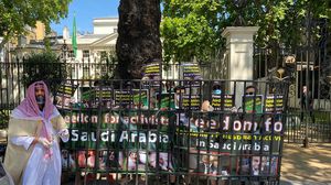 نشطاء يتظاهرون أمام سفارة السعودية لمطالبتها بالإفراج عن المعتقلين في سجونها  (عربي21)