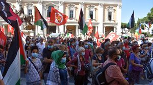 تجمع العشرات من أفراد الجالية الفلسطينية ومتضامنين إيطاليين بميدان "كامبيدوجليو" بروما للتظاهر ضد خطط الضم الإسرائيلية- الأناضول