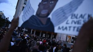 شكّل مقتل فلويد نقطة تحول في مسار احتجاجات السود ضد العنصرية- جيتي