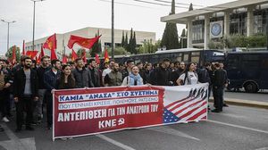 تظاهرات عدة بعدة دول خرجت تنديدا بسياسة العنصرية الامريكية- جانب من تظاهرات اليونان/ الأناضول 