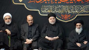 الشهرستاني (الثاني من اليمين) هو زوج ابنة السيستاني ووكيله في إيران- موقع المرجع الشيعي صادق الشيرازي