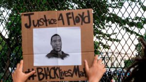 شكلت حادثة مقتل فلويد علامة فارقة في مسيرة الاحتجاجات ضد العنصرية بالولايات المتحدة- جيتي