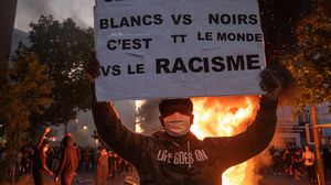 طالب متظاهرون بمحاسبة قتلة "تراوري" الشاب الأسود الذي لقي حتفه عام 2016 أثناء استجوابه لدى الشرطة الفرنسية- الأناضول