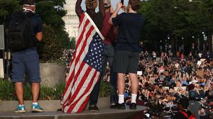 شهد محيط البيت الأبيض حشودا غير مسبوقة هتفت ضد العنصرية- جيتي