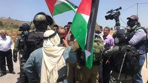 شارك فلسطينيون في مسيرة قرب حاجز جبارة العسكري جنوب مدينة طولكرم- وفا