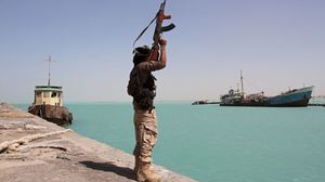 الجيش اليمني: تم اعتراض عناصر الخلية في قارب صيد بمضيق باب المندب وبحوزتهم هواتف للأقمار الاصطناعية- جيتي