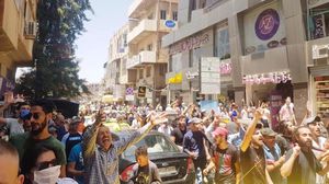 ردد المتظاهرون شعارات الثورة السورية، التي انطلقت قبل تسع سنوات ضد النظام، مطالبين بسقوطه ورحيل رئيسه- تويتر