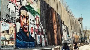 ظهرت العديد من الرسومات مؤخرا في الأراضي الفلسطينية تعبيرا عن التضامن مع الرجل الذي فقد حياته جراء العنف العنصري- تويتر