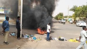 أغلق محتجون طرقا عدة في الخرطوم احتجاجا على قرار الحكومة رفع الدعم عن الوقود- تويتر