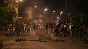 امتدت الاحتجاجات إلى حيي "الانطلاقة" و"التضامن" بعد أن كانت في حي "سيدي حسين" غرب العاصمة تونس- الأناضول