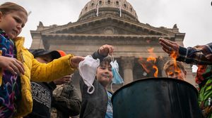 أطفال يحرقون الكمامات للتخلص من قيود كورونا- جيتي