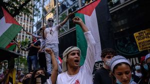 يمشي زبائن "ملك الفلافل" بدون مشكلة أمام ملصقات مؤيدة لفلسطين- جيتي