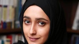 آلاء هي ابنة الداعية الإماراتي محمد عبد الرزاق الذي اعتقل عام ٢٠١٢ ضمن ما يعرف بقضية "جمعية الإصلاح"- تويتر