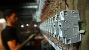 نشطاء انتقدوا إصرار النظام على رفع أسعار الكهرباء لتعويض خسائره، ووصفوه بالغباء