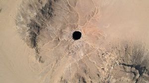 تكثر القصص والأساطير حول بئر برهوت في صحراء محافظة المهرة ويعتقد الناس أنها مسكونة من الجن- جيتي