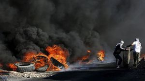 رشق شبان فلسطينيون قوات الاحتلال بالحجارة وأشعلوا النار في إطارات سيارات مطاطية- وفا