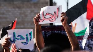 رفع المشاركون لافتات وأطلقوا هتافات تطالب برحيل رئيس السلطة ومحاسبة الأجهزة الأمنية التي تقمع الناشطين- تويتر