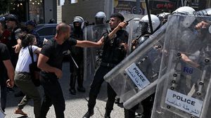 اعتدت الشرطة الفلسطينية بالضفة السبت على صحفيين خلال تغطية مسيرة منددة باغتيال نزار بنات- جيتي
