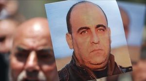 توفي بنات (44 عاما) بعد ساعات من القبض عليه من طرف قوة أمنية فلسطينية العام الماضي- الأناضول