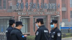 عناصر أمن صينيون أمام مختبر ووهان للفيروسات- جيتي