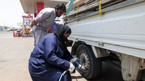 روج الإعلام السعودي مؤخرا لدخول النساء إلى قطاع العمل في المهن الصناعية مثل ميكانيكا السيارات- جيتي