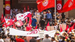الكاتبان قالا إن تعزيز الديمقراطية في تونس يمكن أن يقلل حجم تردي الوضع الاقتصادي في البلاد- اتحاد الشغل
