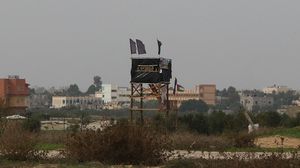 نصبت المقاومة أبراجها على بعد نحو 300 متر من السلك الفاصل مقابل أبراج مراقبة تابعة لجيش الاحتلال- عربي21