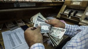 تعاني المالية العامة في مصر من ضغوطات واسعة ناجمة عن أزمة شح العملة الصعبة- جيتي 