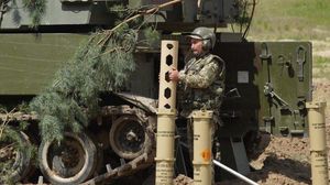 جندي أوكراني بجانب آلية قاذفة تلقاها الجيش من النرويج- الجيش الأوكراني