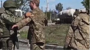جنود أوكرانيون لحظة استسلامهم للقوات الروسية في ماريوبول- تويتر