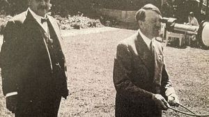 هتلر مع طبيبه عام 1935- مجلة سوناتاغ