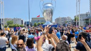 المشجعون خلال الاحتفال بالبطولة في ساحة تقسيم بإسطنبول- عربي21