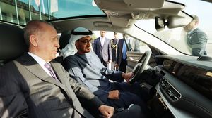 محمد بن زايد يتفحص سيارة "توغ" التركية- الرئاسة التركية