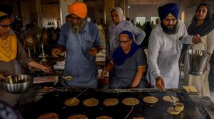 إعداد الطعام يتم عبر عشرات آلاف المتطوعين في المعبد الذهبي- جيتي