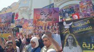 طالب المحتجون بإطلاق سراح الموقوفين السياسيين في تونس - عربي21