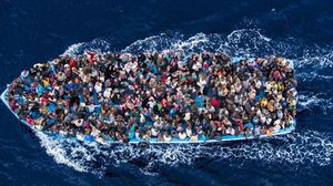 غرق قارب كان على متنه حوالي 700 من المهاجرين قبالة سواحل اليونان- تويتر