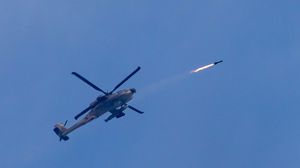 طائرة آباتشي للاحتلال تطلق صاروخا باتجاه هدف فلسطيني في غزة- سلاح جو الاحتلال