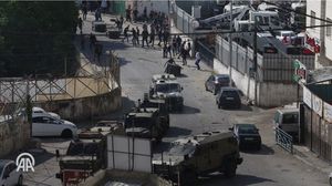 عشرات الآليات العسكرية الإسرائيلية ترافقها جرافتان وشاحنة كبيرة، تقتحم مدينة نابلس شمال الضفة الغربية (الأناضول)