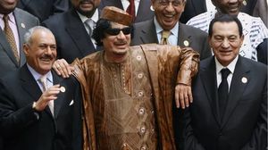 رغم المحاولات المحمومة لإحياء صورة الزعيم فإن العملية قد انتهت بالفشل بعد أن عصفت ثورات الشعوب بآخر أصنام الزعماء ممثلا في العقيد القذافي.  (صورة أرشيفية)