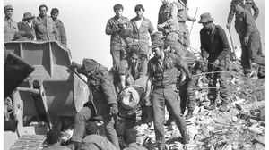 عمليات انتشال عالقين بعد الانفجار الذي دمر مقر قوات الاحتلال في مدينة صور اللبنانية 1982- إعلام عبري