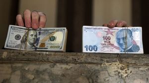 تراجعت الليرة التركية بنحو 6 بالمئة أمام الدولار الأمريكي- جيتي
