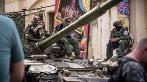 عناصر من قوات فاغنر على متن دبابة في روستوف قبل تسليمها- جيتي